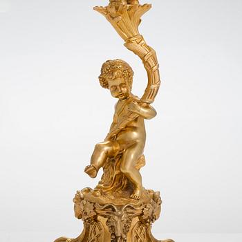 Kynttelikköpari, kullattua pronssia, 1800-luvun loppupuoli.