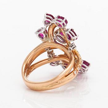 Sormus, 18K ruusukultaa, ovaaleja ja pisaramuotoisia rubiineja sekä briljanttihiottuja timantteja.