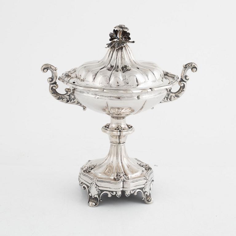 Fredrik & Wilhelm Zethelius, a Swedish silver sugarbowl with cover, Stockholm 1845.