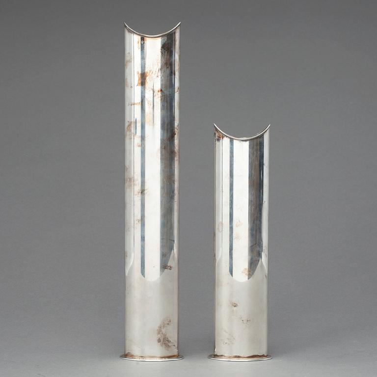 VASER/LJUSSTAKAR, 2 st, nysilver, Lino Sabattini, Italien.