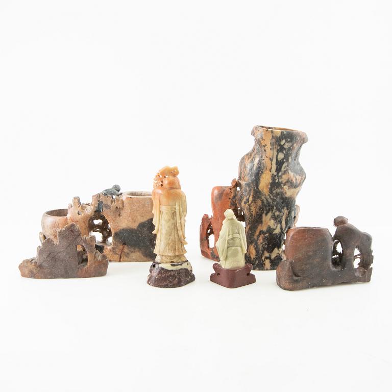 Vaser 4 st samt figuriner 2 st Sydostasien soapstone 1900-tal.