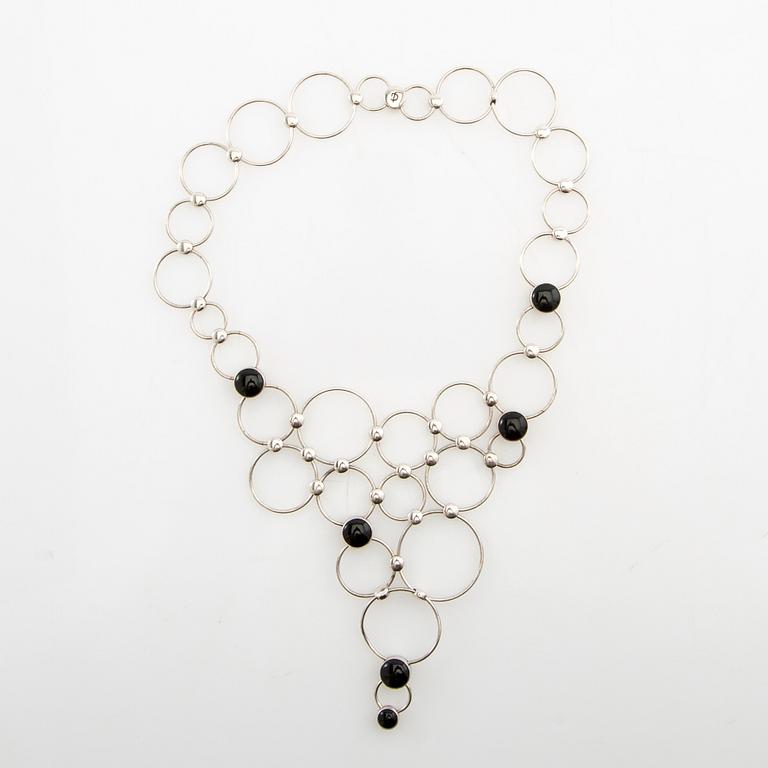Regitze Overgaard, Collier av silver med slipad onyx, Georg Jensen.