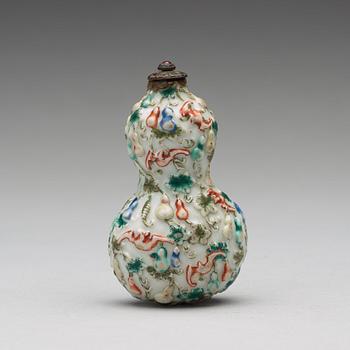 A large famille rose snuff bottle, Qing dynasty, 19th Century.