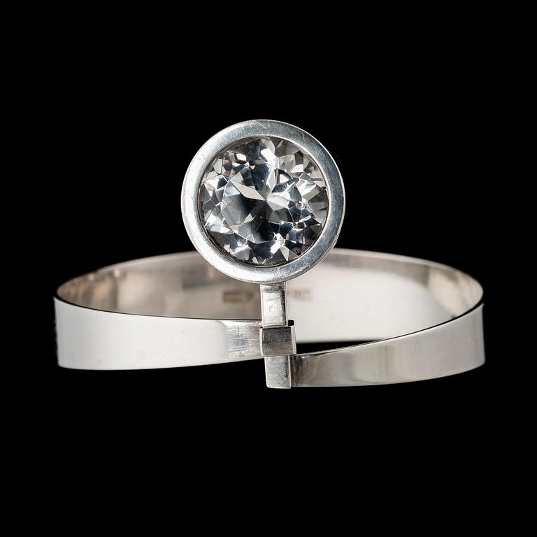 ELIS KAUPPI, armring, silver, fasettslipad bergskristall. Kupittaan Kulta, Åbo 1965.