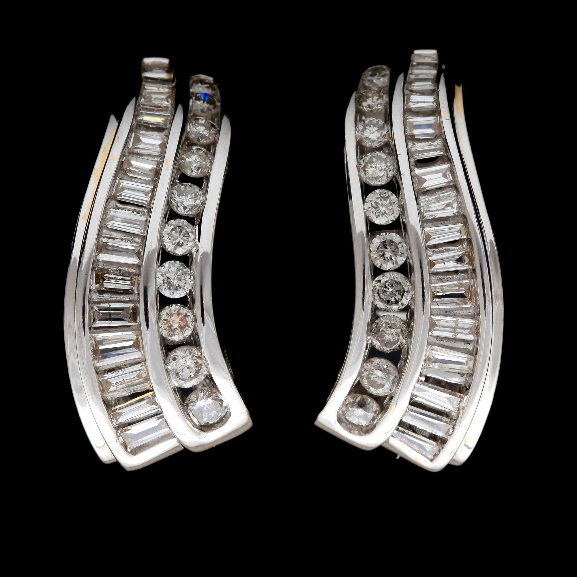 ÖRHÄNGEN, 14k vitguld med briljant- o baguettslipade diamanter tot ca1,00ct. Vikt 5,5g.