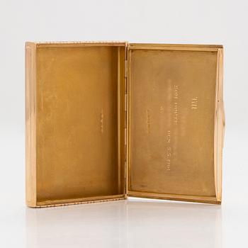A cigarette case, 18K gold with a synthetic cabochon-cut sapphire. Import marked Wilhelm Pettersson, Turku 1961.