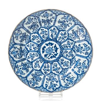 1160. A blue and white dish, Qing dynasty, Kangxi (1662-1722).