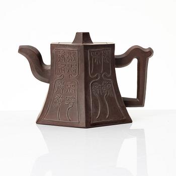 A hexagonal yixing teapot, late Qing dynasty / early 1900s.