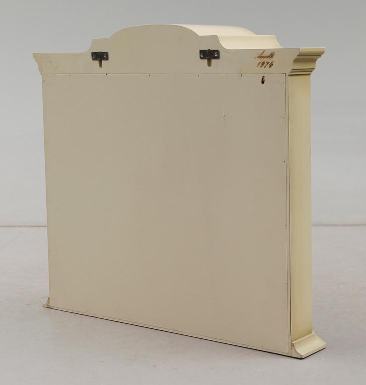 HÄNGVITRINSKÅP, Åmells, 1900-talets andra hälft.