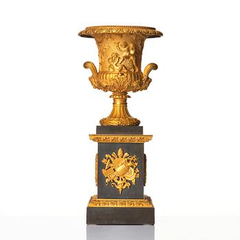 A French Empire gilded and patinated bronz urn, early 19th century.