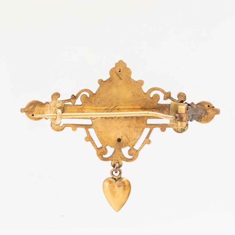 A brooch circa 1900.