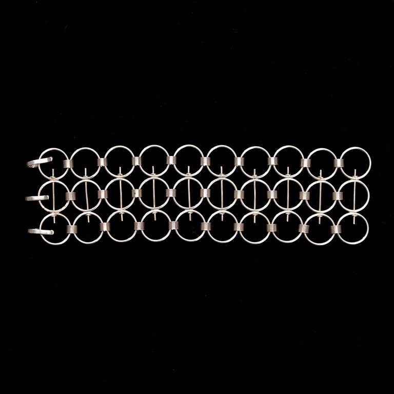 ARMSMYCKE, sterlingsilver, design Kaija Aarikka, Finland, tillverkad av Pekka Sarvanto 1965. Vikt 62 g.