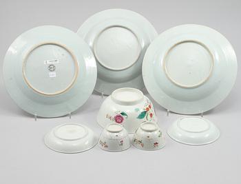 TALLRIKAR, 3 st, KOPPAR MED FAT, 2 st samt SKÅL, porslin, Kina, 1700-tal.