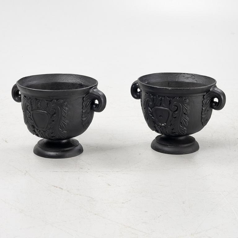 Trädgårdsurnor, ett par, gjutjärn, 1900-tal.