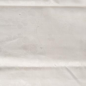 Five tablecloths, partly linen.