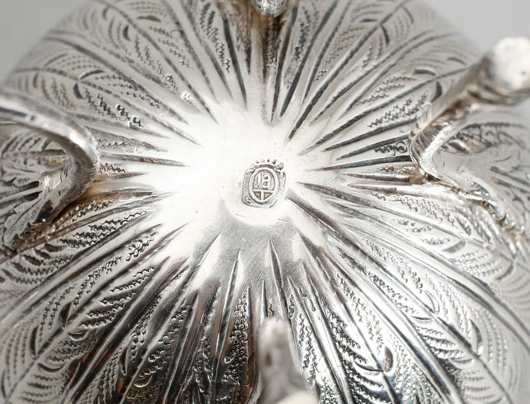 LOCKSKÅL, silver, empirestil, otydliga stämplar. Vikt 262 gram.