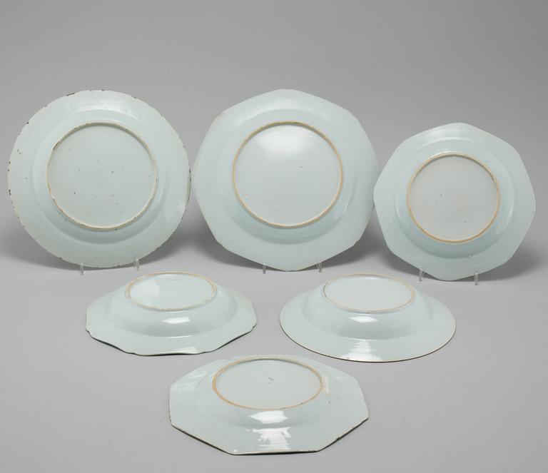 Four Chinese dinner plates and two Chinese serving dishes from Qing Dynasty, Qianlong period.