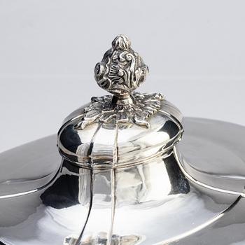 A Baltic 18th century silver tureen with lid. Mark on the lid Johann Leonhard Mörck, Mitau (active 1755-1790).