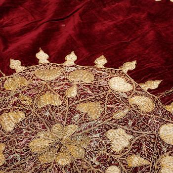 DUK, Ryssland. Broderad med guldtråd. Omkring 1800-talets slut.