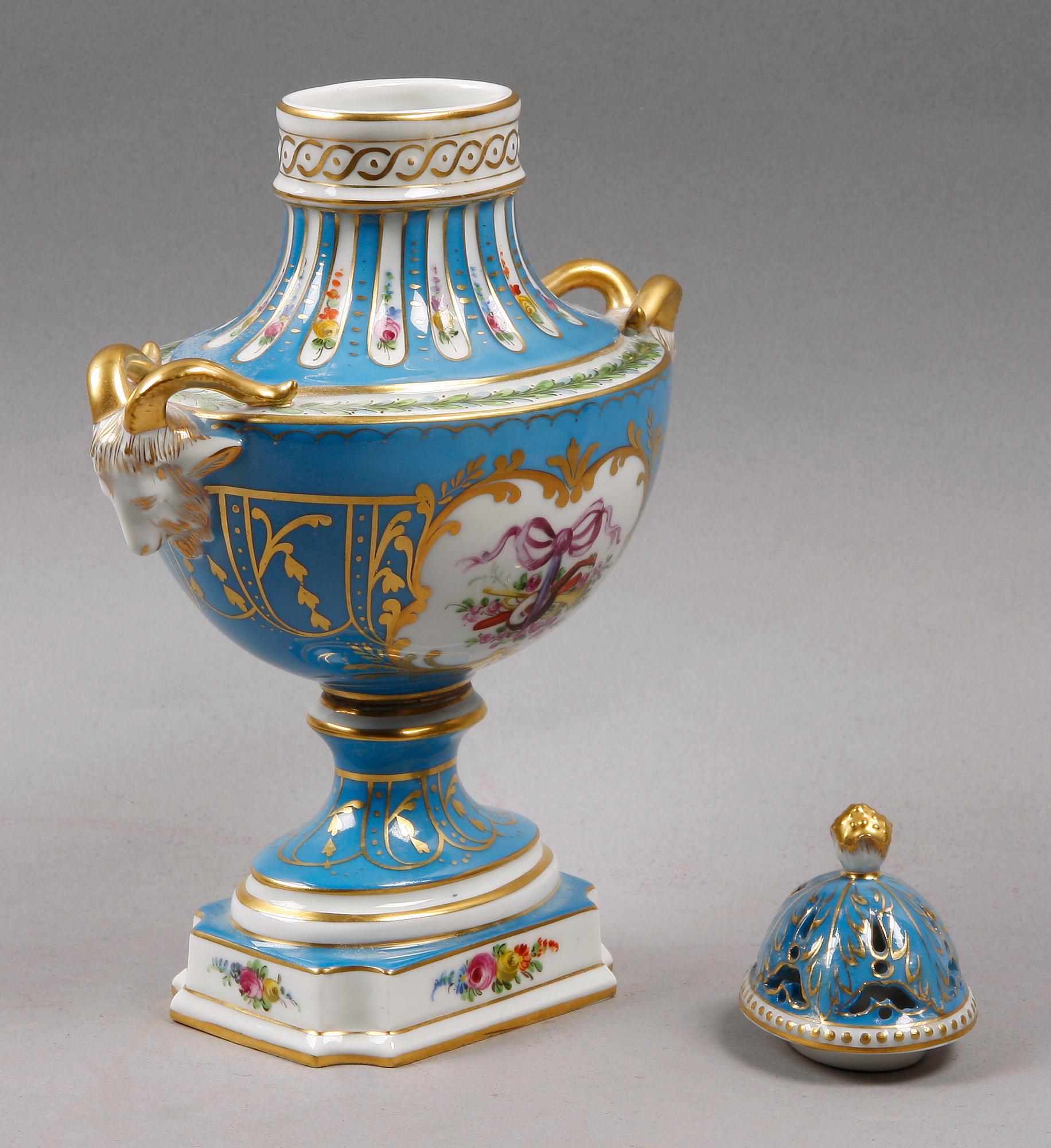 LOCKURNA, porslin, Louis XVI-stil, Dresden, 1900-talets första hälft.