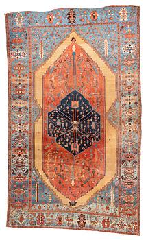 A carpet, antique Heriz/Bakshaish, ca 633-645 x 321-328,5 cm.