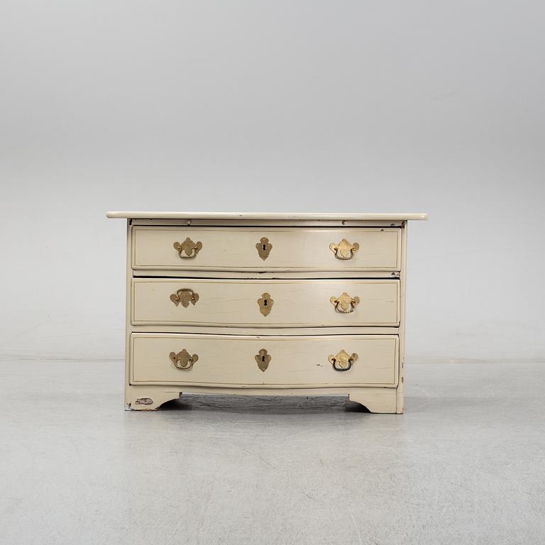 A late baroque chest of drawers.