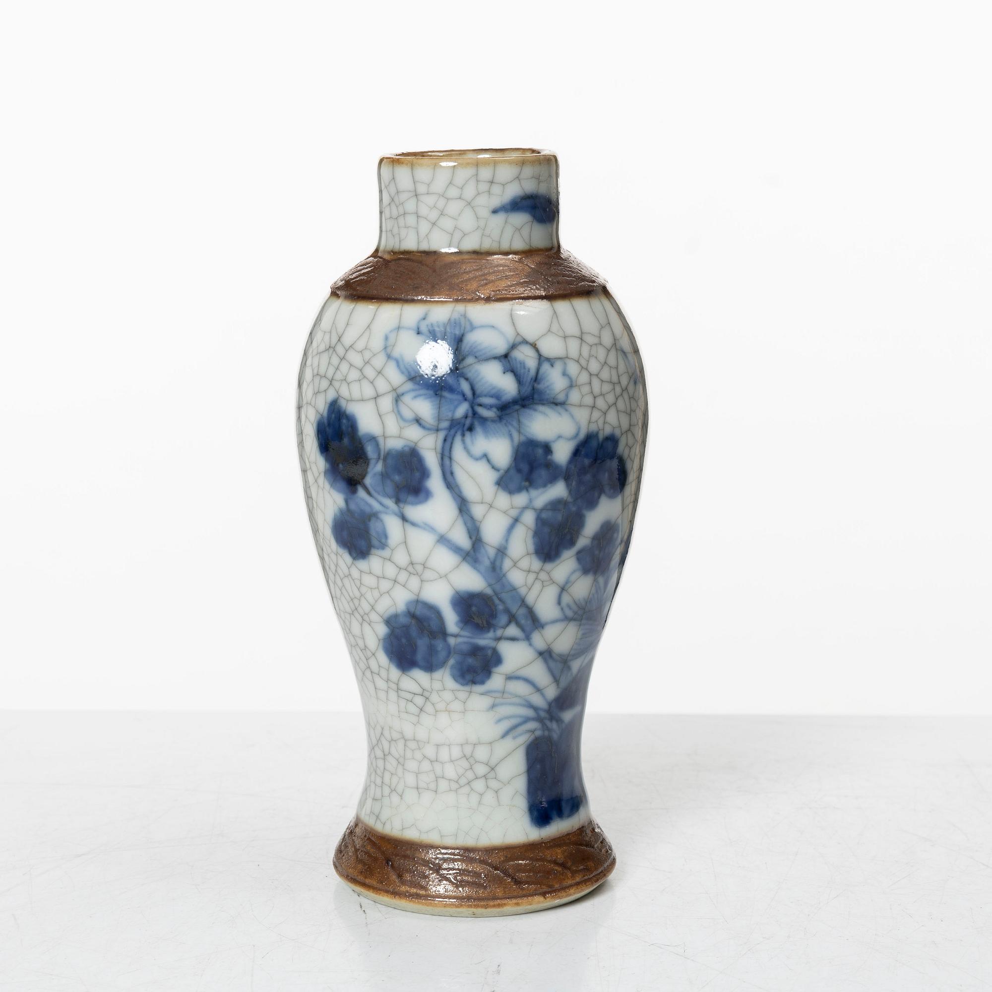 A Chinese porcelain vase and a bowl, around 1900.
