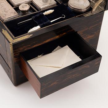 Reseschatull, silver, England, 1860-tal.