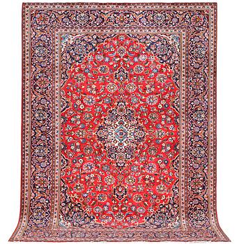 A Kashan carpet, c. 291 x 205 cm.