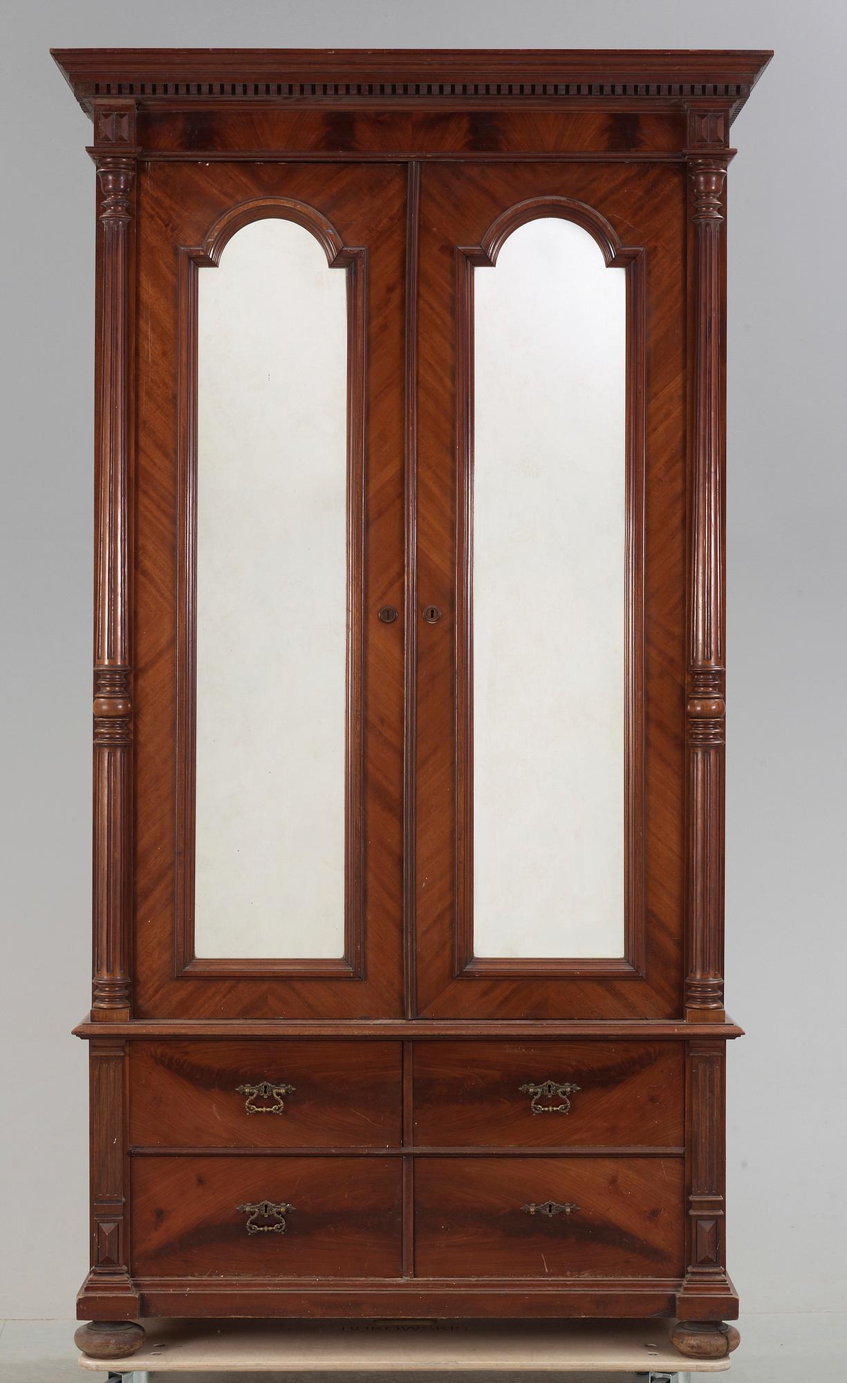 KLÄDSKÅP, nyrenässans, 1800-talets slut.