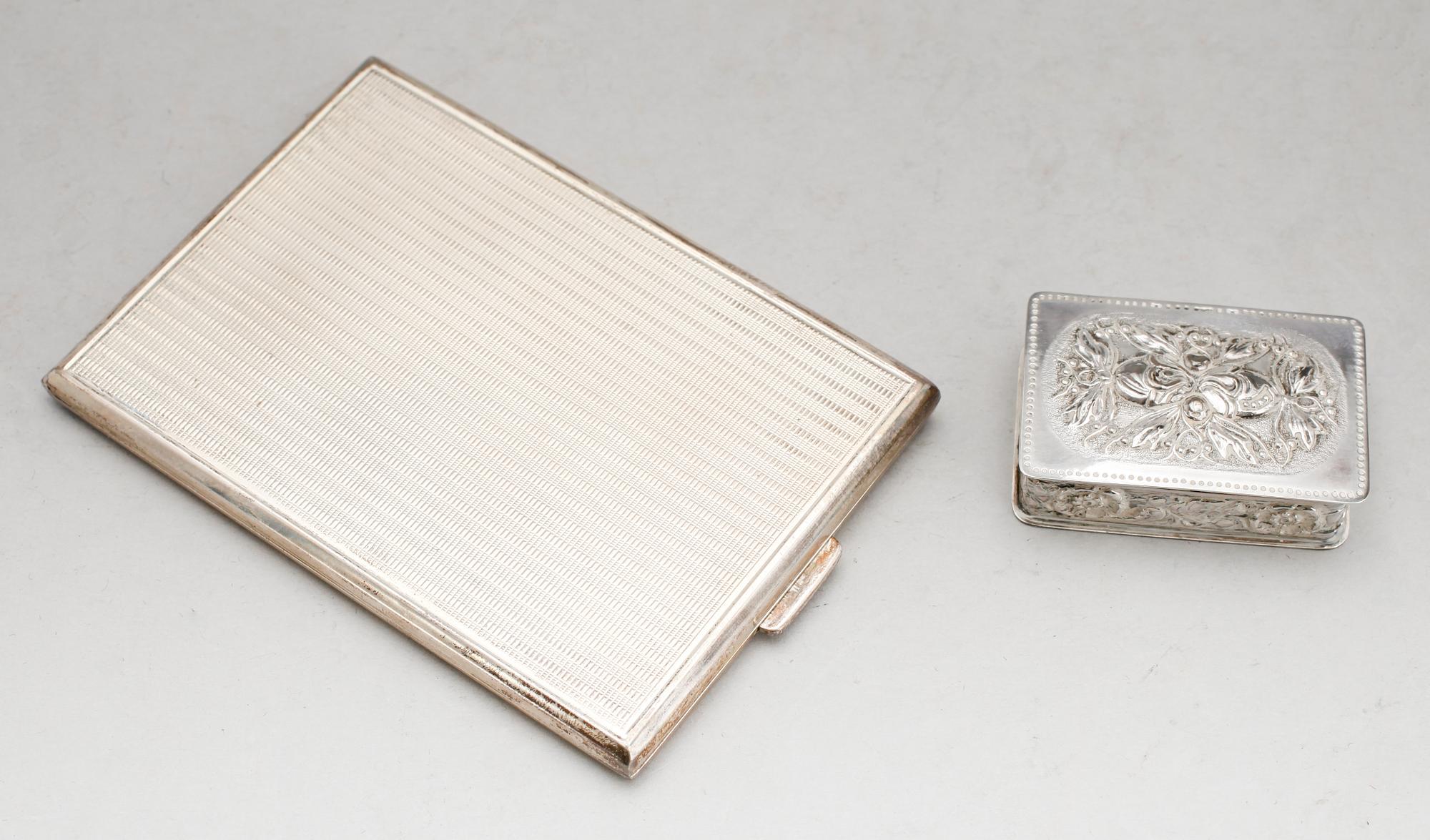 CIGARETTETUI SAMT DOSA, silver. Tot vikt ca 191 g.