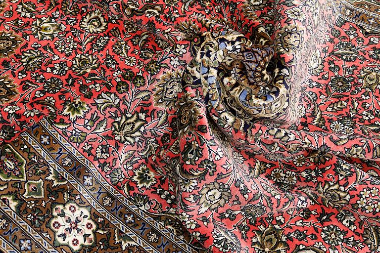 A part silk Qum carpet, ca 297 x 207 cm.