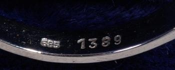 RING, vitguld med fyra diamanter.
