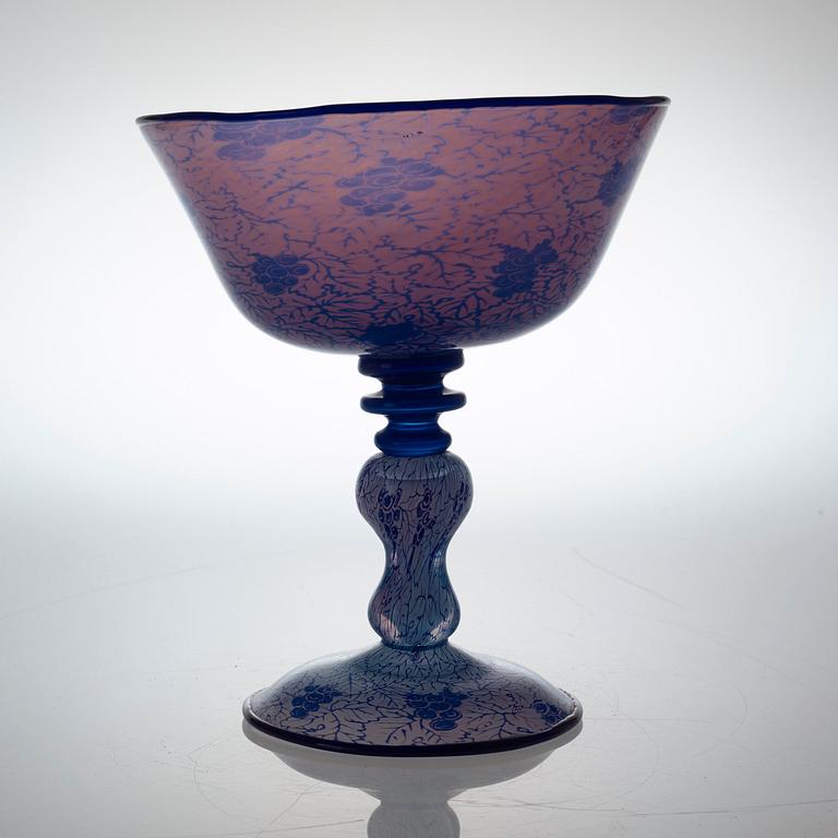 A Simon Gate graal footed glass bowl, Orrefors 1918.