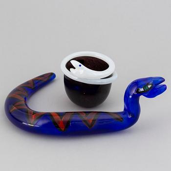 Ulrica Hydman-Vallien, skål samt skulptur, glas. Kosta Boda Ateljé.
