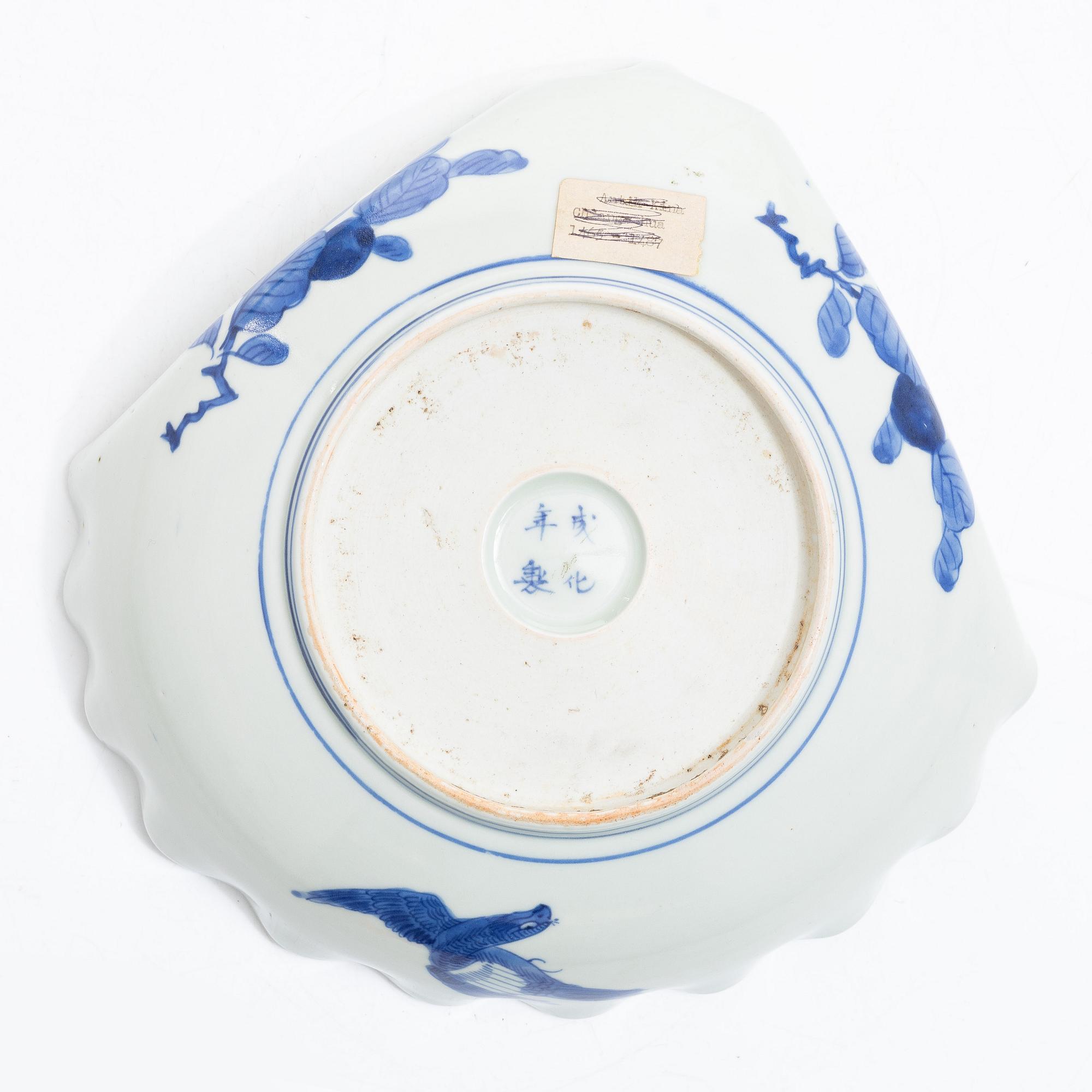 A blue and white porcelain dish, Japan, 19th century.