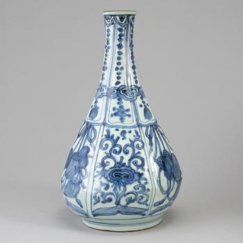 A blue and white kraak flask, Ming dynasty, Wanli (1572-1623).