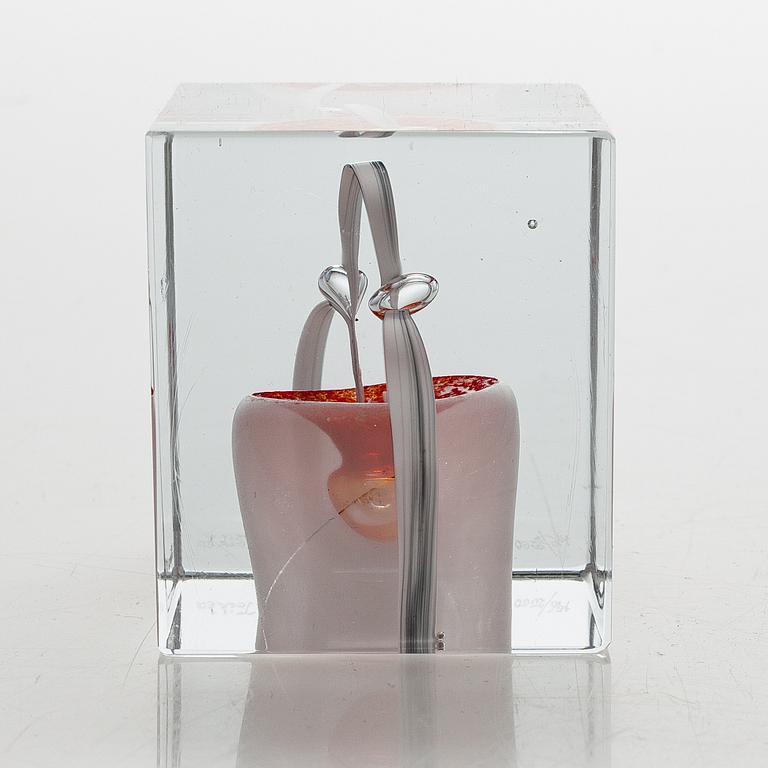An annual glass cube, signed Oiva Toikka Nuutajärvi 1985, numbered 146/2000.