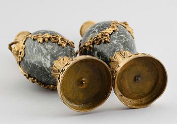 URNOR, 1 par, brons och marmor, 1800-talets andra hälft.
