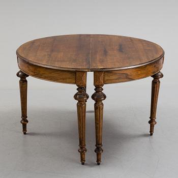 A late 19th century dining table.