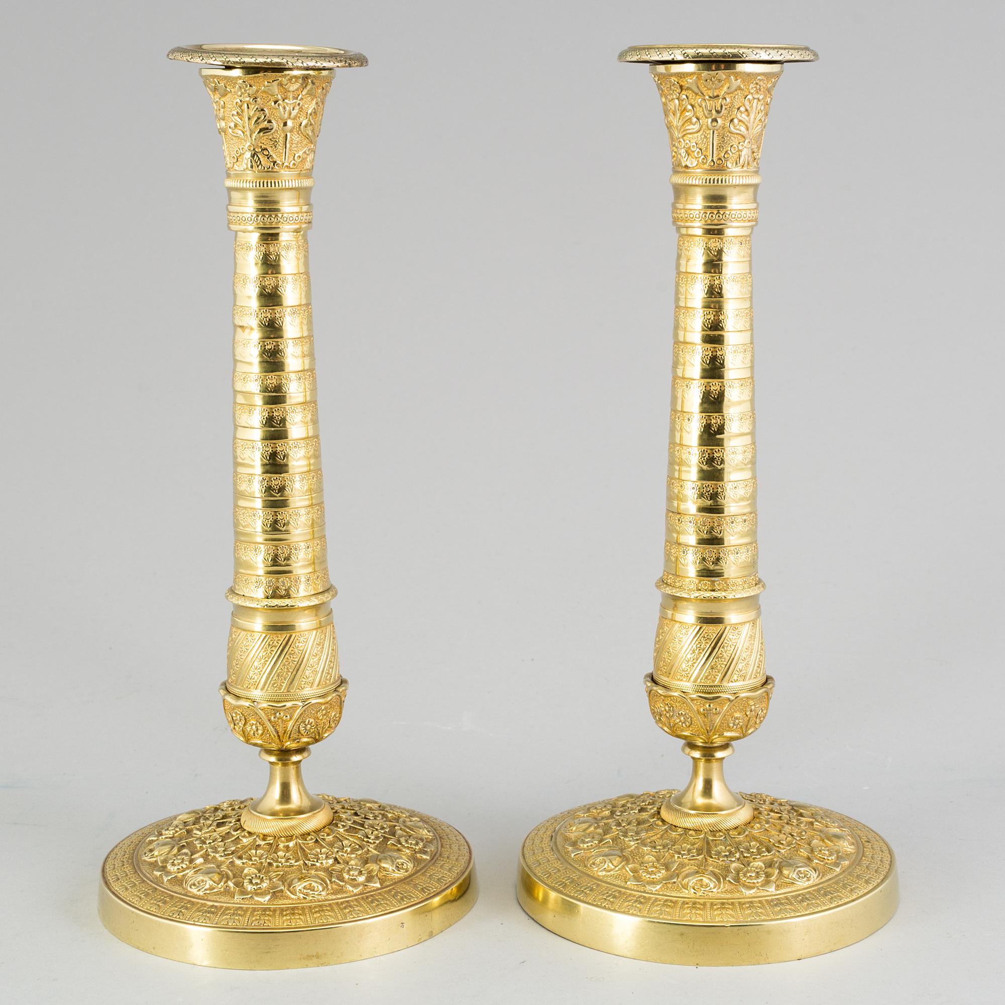 LJUSSTAKAR, ett par, förgylld brons, empire, 1800-talets första hälft.