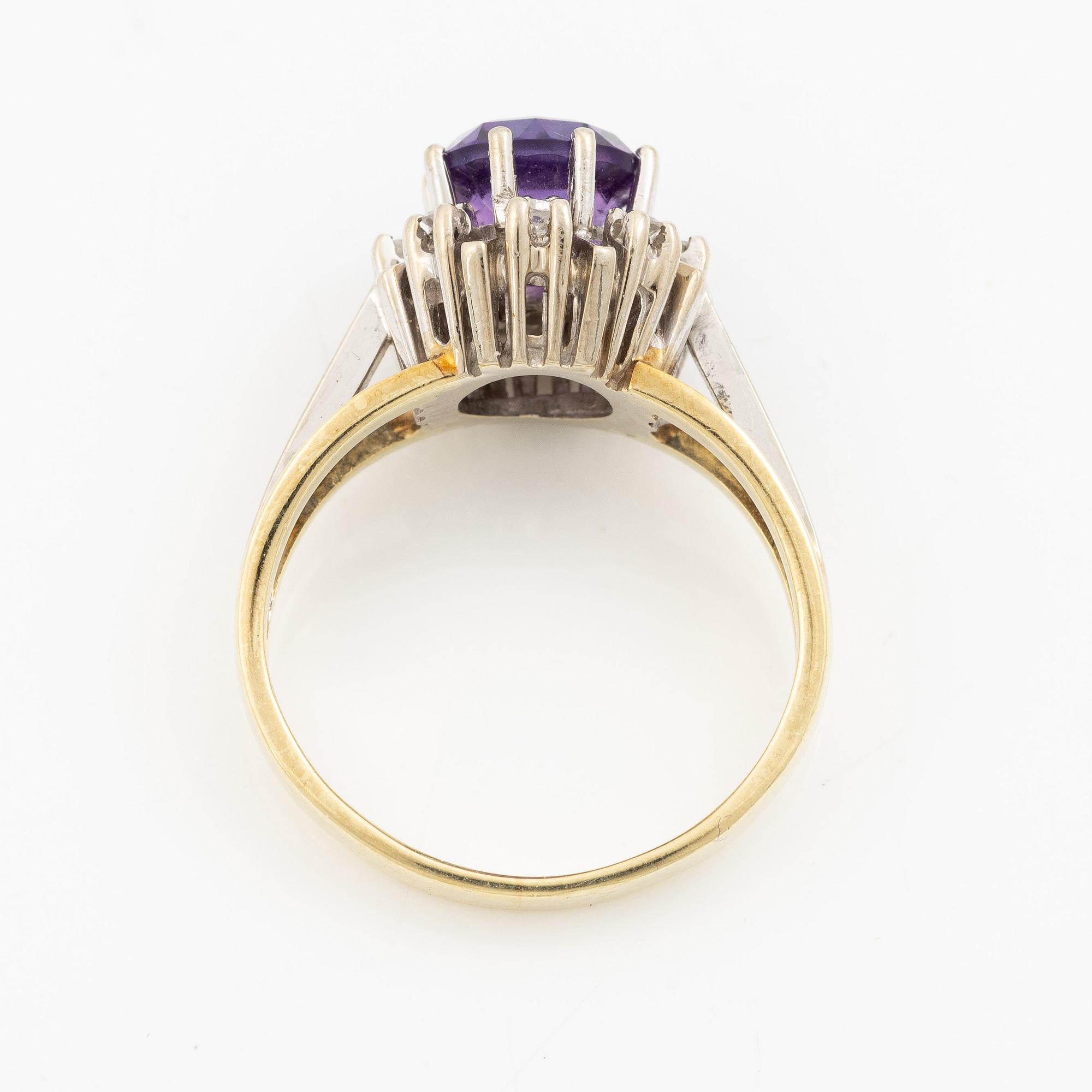 Ring in 14K gold with amethyst and small eight-cut diamonds.