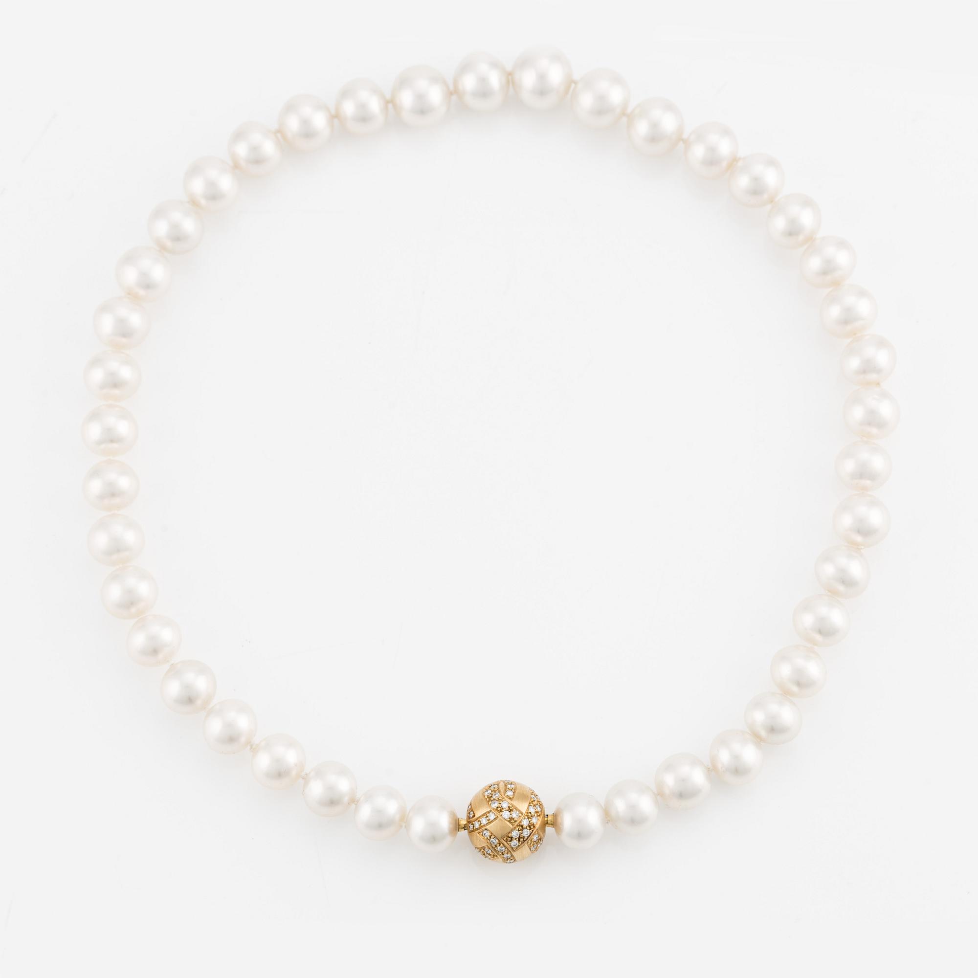Pärlcollier, odlade Söderhavspärlor, bajonettlås 18K guld med briljantslipade diamanter.