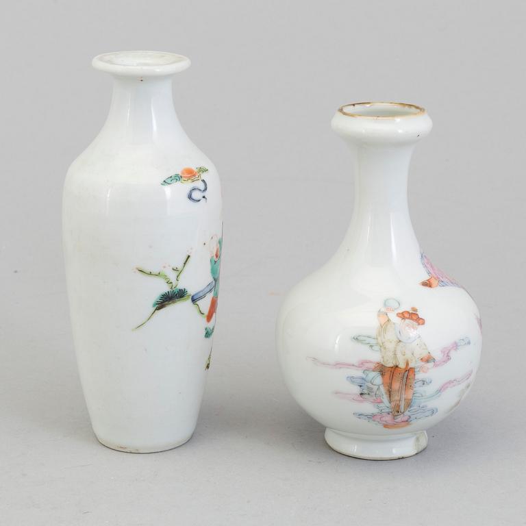 Two Chinese famille rose figural porcelain vase, Qing dynasty, Tongzhi (1862-74).