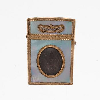 A DANCING CARD CASE, 18K gold, mother of pearl, hair, ivory. France late 1700 s.