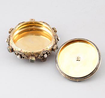 DOSA, förgyllt silver, svenska importstämplar, 1900-talets första hälft. Vikt ca 101 g.