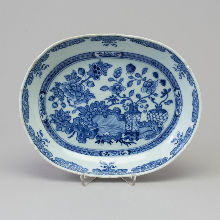 A blue and white export porcelain serving dish, Qing dynasty, Qianlong (1736-95).