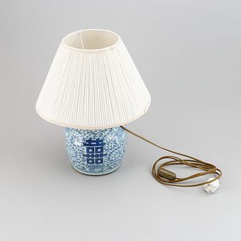 A blue and white jar, turned into a table lamp, Qing dynasty, 19th century.