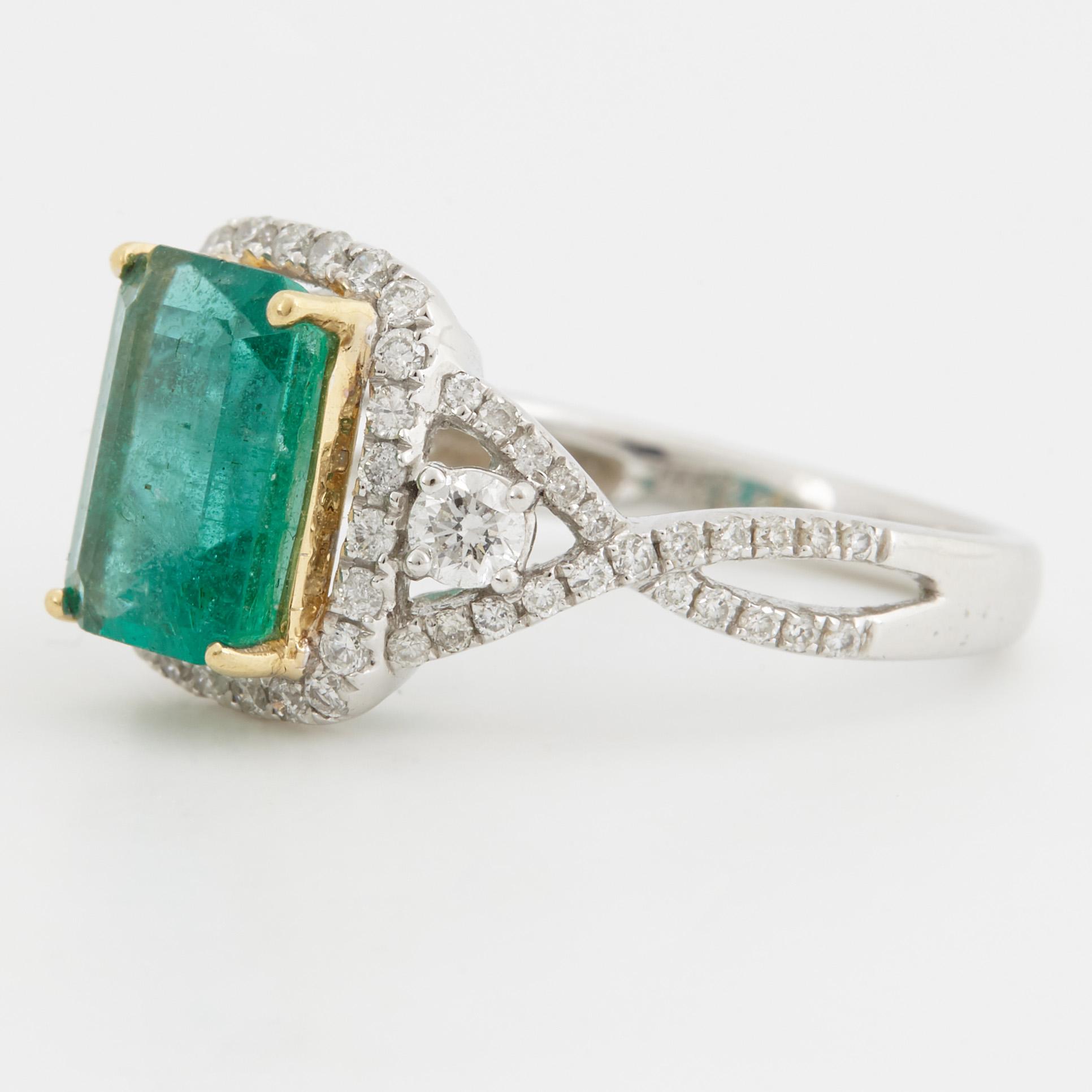 RING, med smaragd ca 2.20 ct samt briljantslipade diamanter ca 0.55 ct.