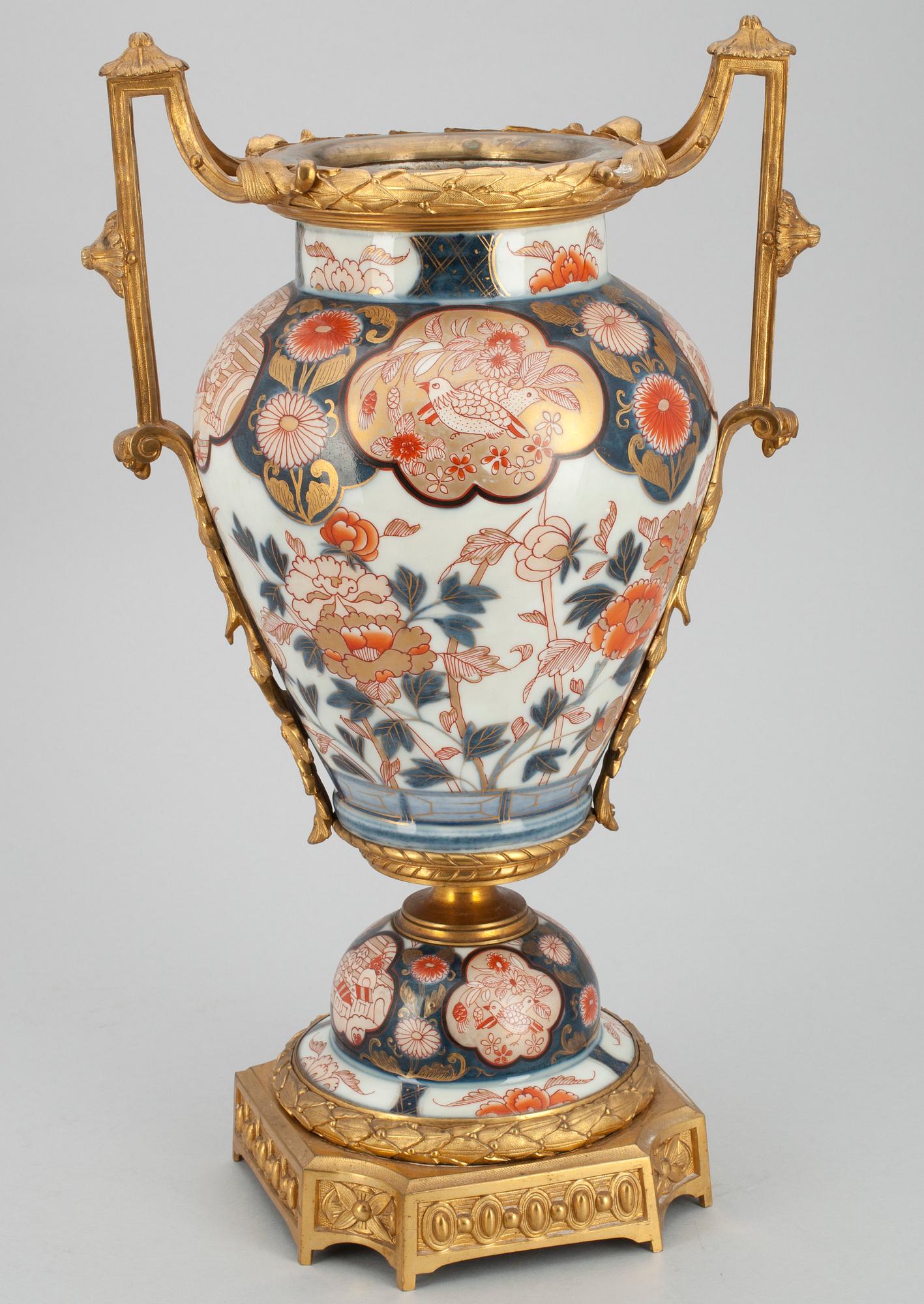 DEKORATIONSURNA, porslin, mässing, empirestil, 1800-talets senare hälft.